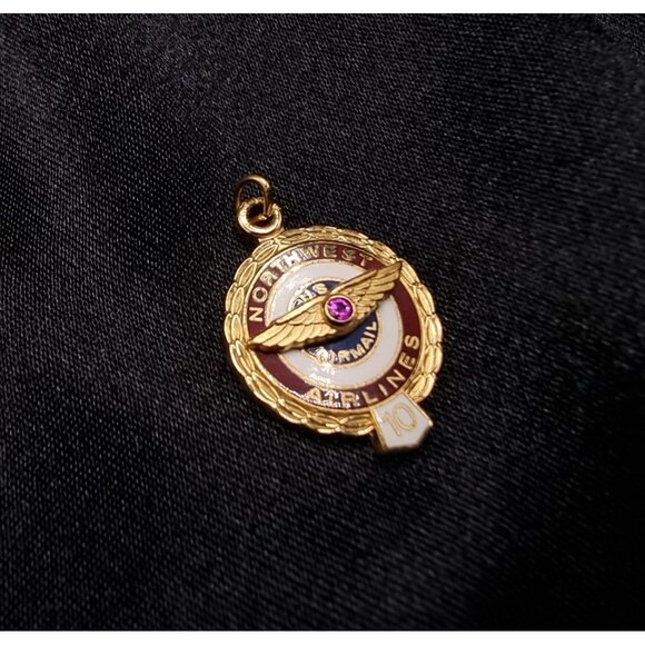 Vintage Northwest Airlines Gold-Tone 10-Year Service Pin Pendant With Ruby Accen - Picture 1 of 5